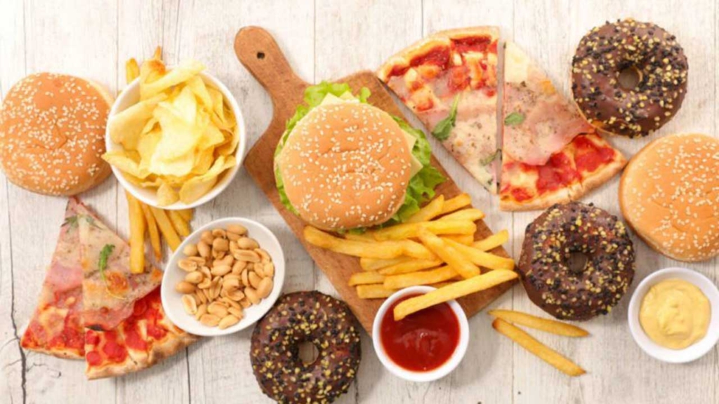 Người bị bệnh viêm xương khớp nên kiêng và tránh chế độ ăn nhiều chất béo bão hòa có vì có khả năng gây gia tăng tình trạng viêm nhiễm trong cơ thể